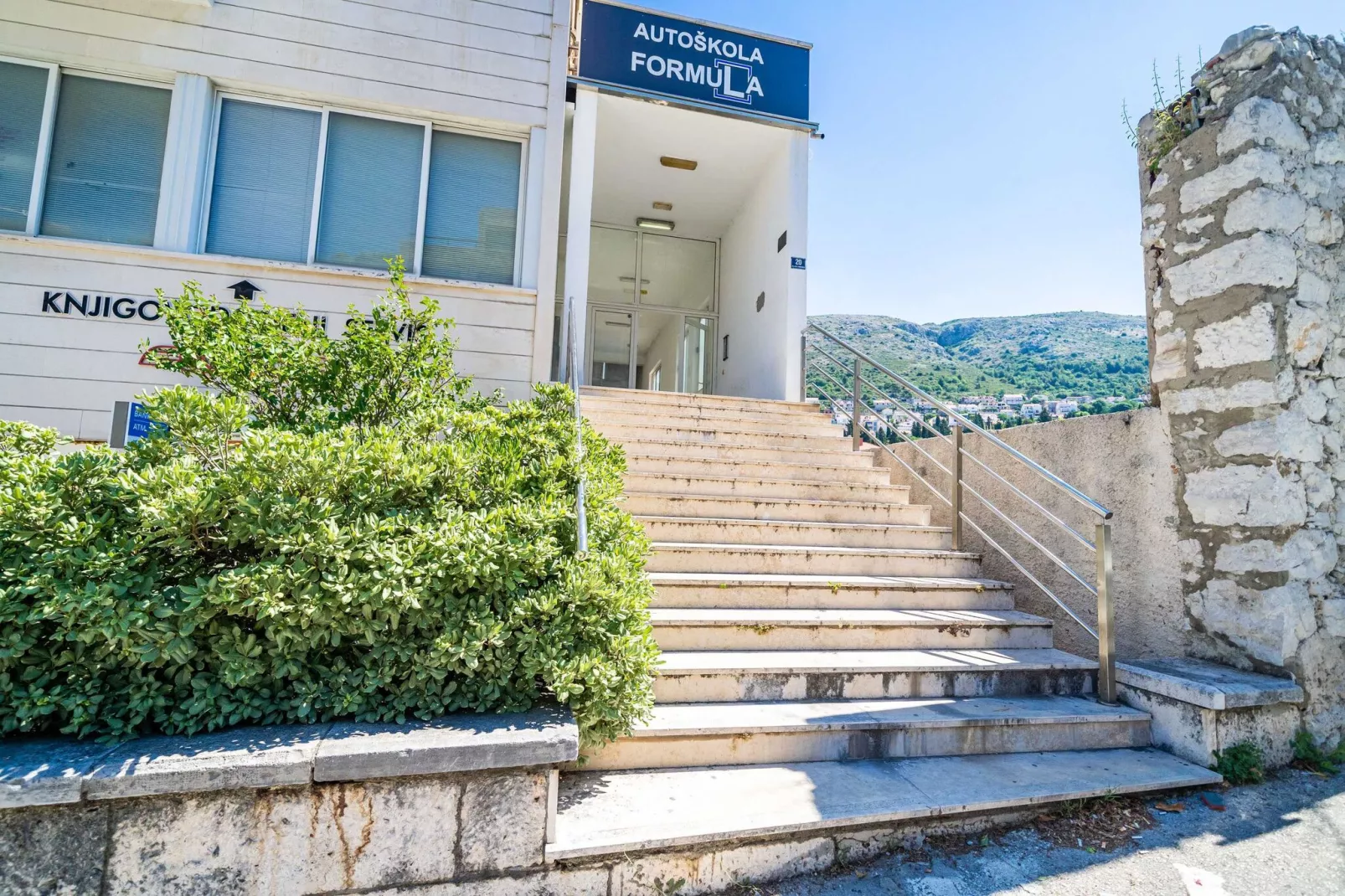 Down Town Apartments - One Bedroom Apartment with Balcony-Outdoor