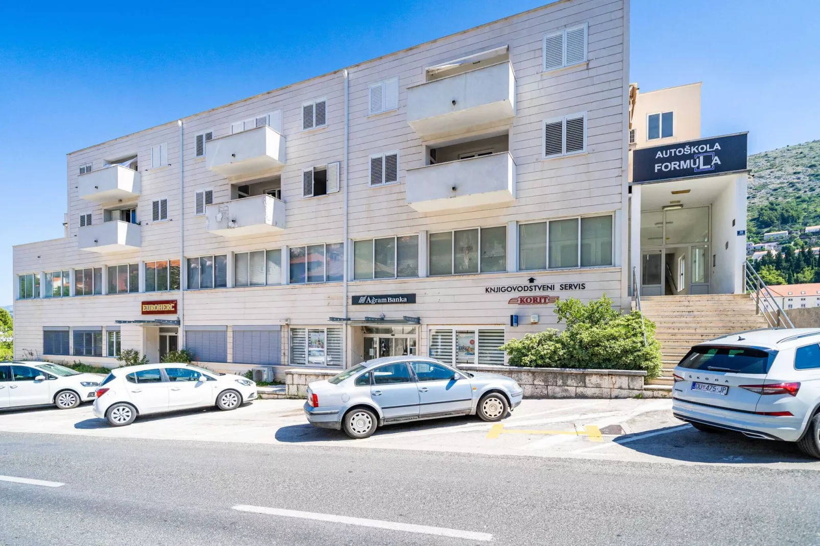 Down Town Apartments - One Bedroom Apartment with Balcony-Outdoor