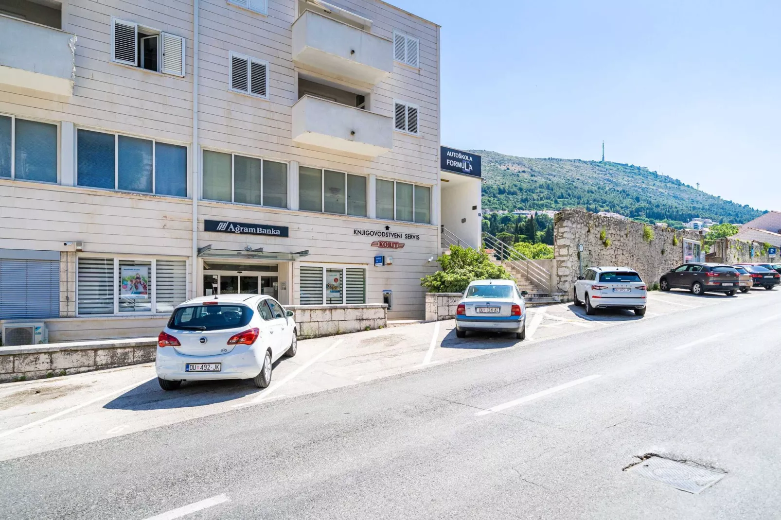 Down Town Apartments - One Bedroom Apartment with Balcony-Outdoor