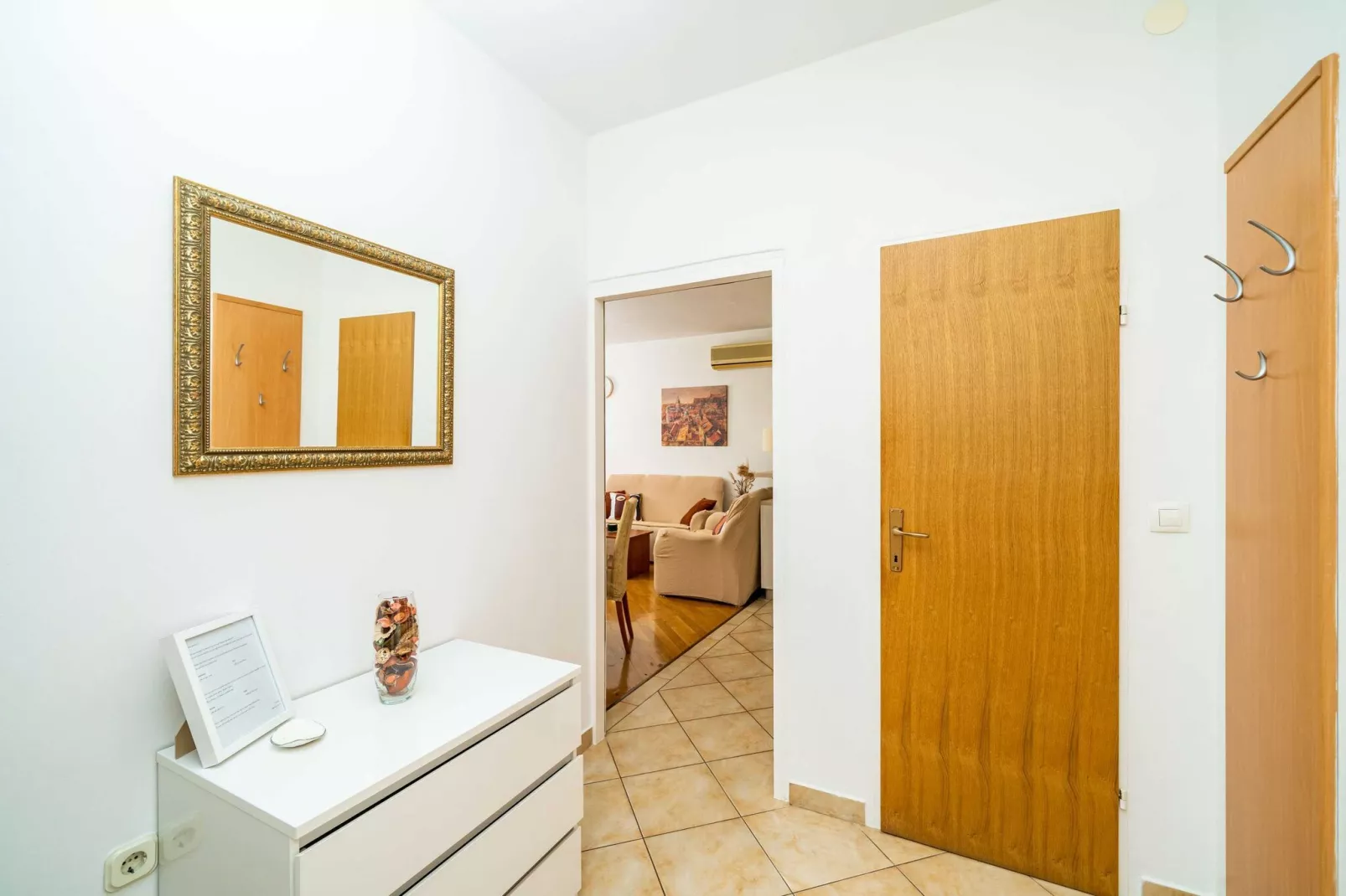 Down Town Apartments - One Bedroom Apartment with Balcony-Indoor