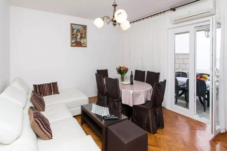 Apartment Debos - One-Bedroom Apartment with Balcony and Sea View-Living room