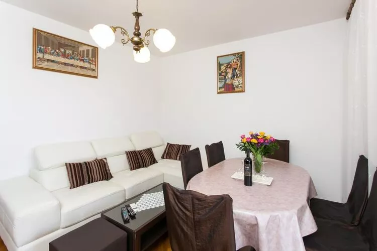 Apartment Debos - One-Bedroom Apartment with Balcony and Sea View-Living room