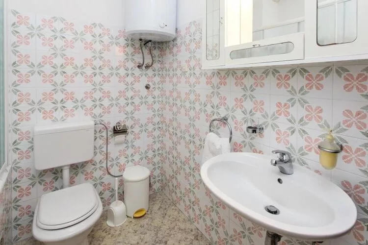 Apartment Debos - One-Bedroom Apartment with Balcony and Sea View-Bathroom