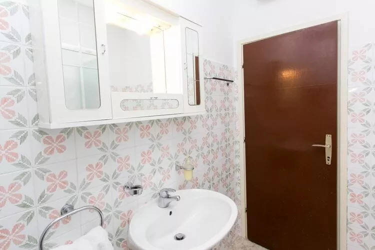 Apartment Debos - One-Bedroom Apartment with Balcony and Sea View-Bathroom