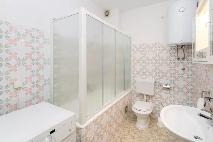 Apartment Debos - One-Bedroom Apartment with Balcony and Sea View-Bathroom