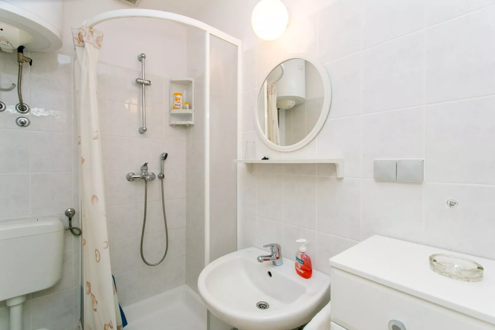 Guest House Bridge View - Double Room with Balcony and Sea View-Bathroom