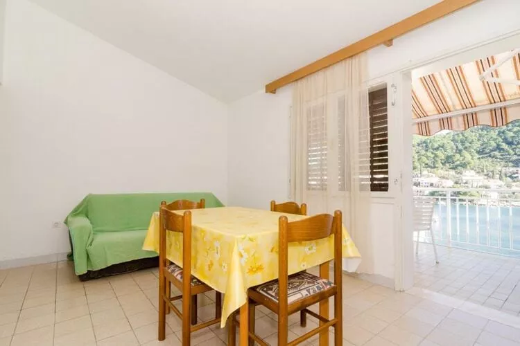 Apartments Kuzma - One-Bedroom Apartment with Balcony and Sea View-Dining room