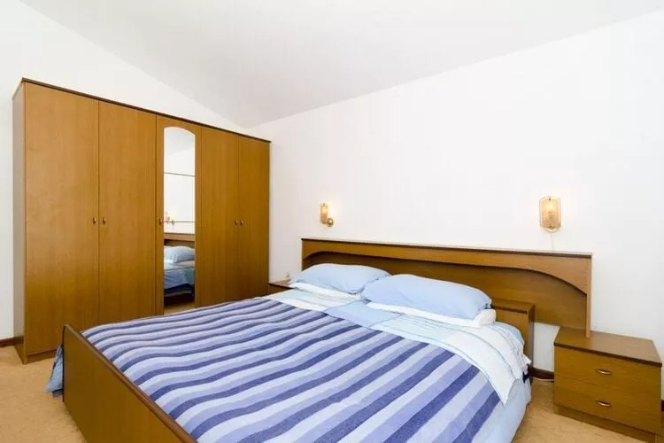 Apartments Kuzma - One-Bedroom Apartment with Balcony and Sea View-Bedroom