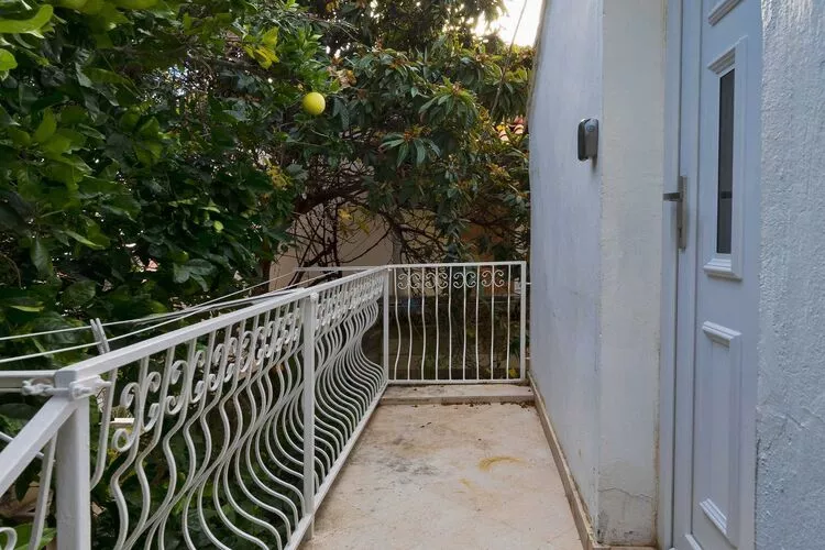 Apartment Niki - One-Bedroom Apartment with Balcony (A2+1)-Balcon-terrasse