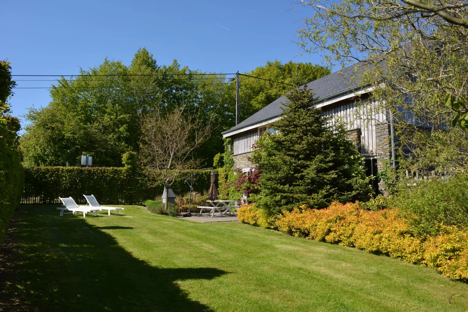 La Brocanteuse-Exterior summer