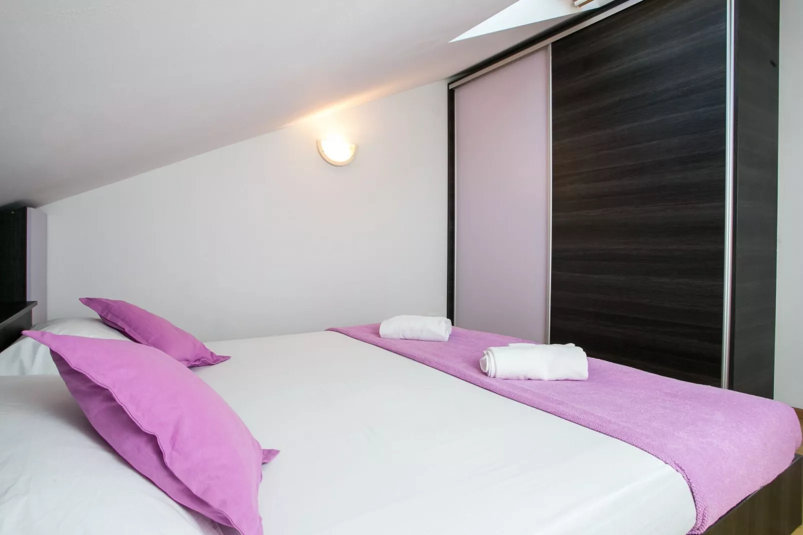 Apartment Marlo - Two-Bedroom Apartment with Balcony (Top Floor)-Schlafzimmer