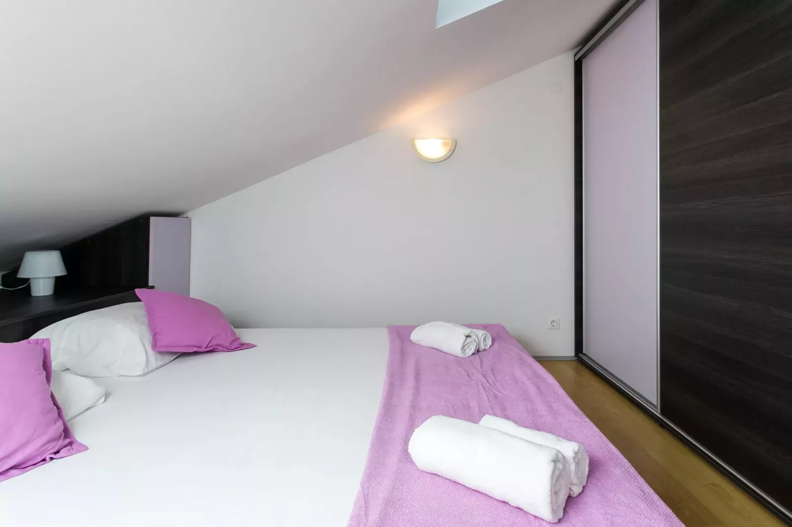 Apartment Marlo - Two-Bedroom Apartment with Balcony (Top Floor)-Schlafzimmer