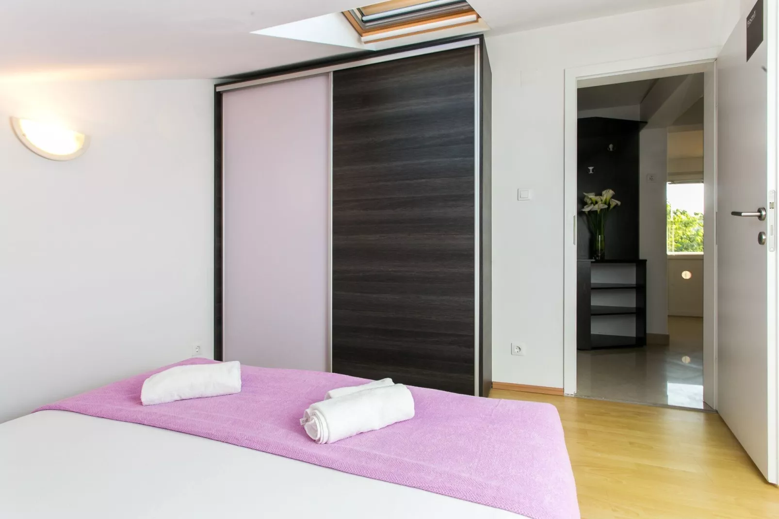Apartment Marlo - Two-Bedroom Apartment with Balcony (Top Floor)-Schlafzimmer