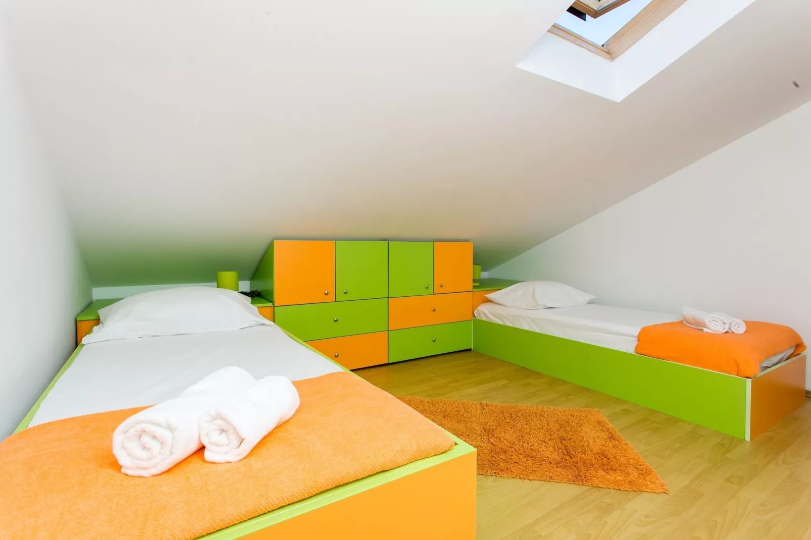 Apartment Marlo - Two-Bedroom Apartment with Balcony (Top Floor)-Schlafzimmer