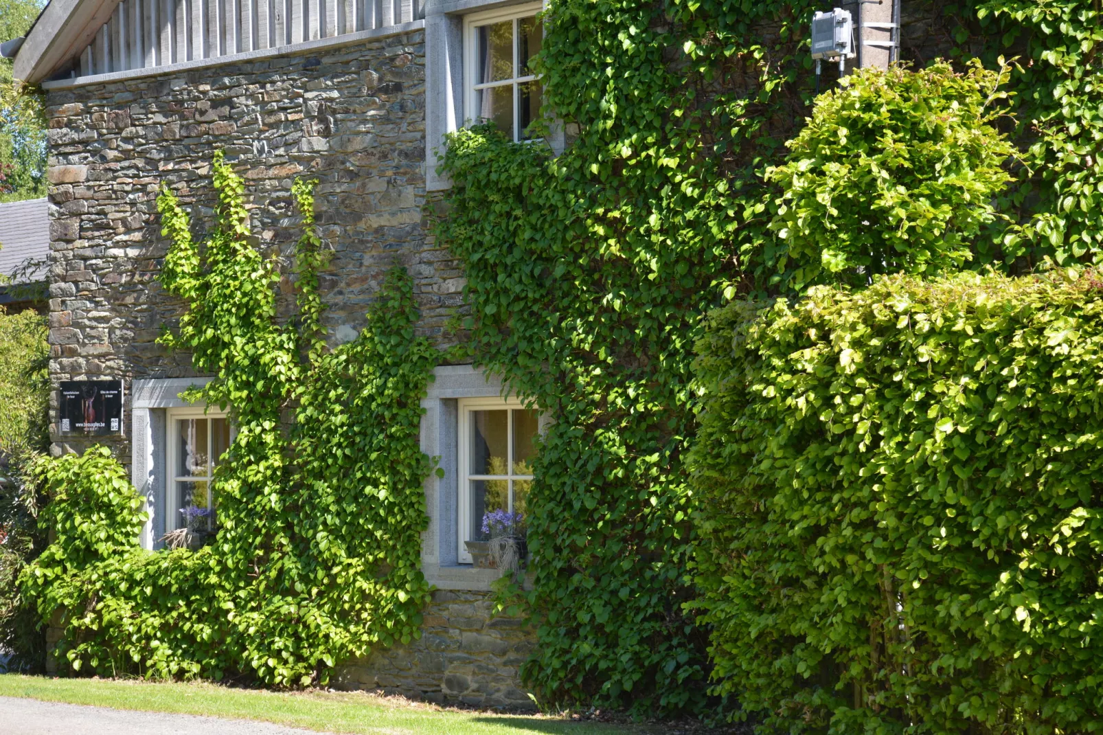 La Brocanteuse-Exterior summer