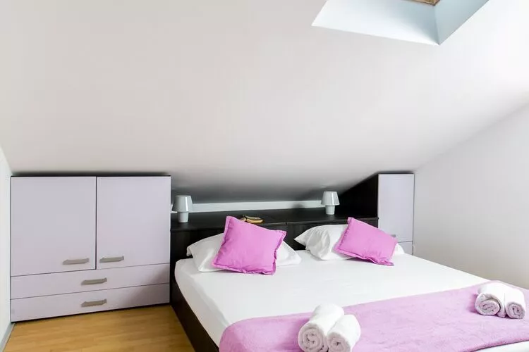 Apartment Marlo - Two-Bedroom Apartment with Balcony (Top Floor)-Schlafzimmer