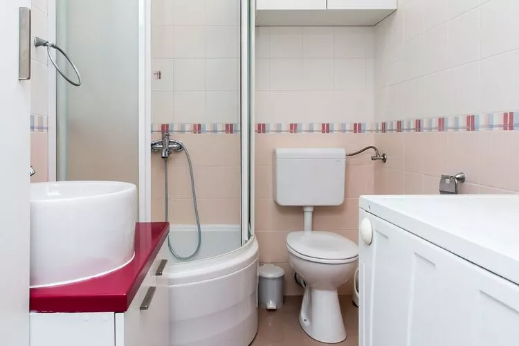 Apartment Marlo - Two-Bedroom Apartment with Balcony (Top Floor)-Badezimmer