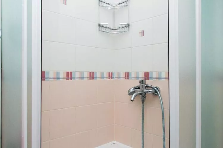 Apartment Marlo - Two-Bedroom Apartment with Balcony (Top Floor)-Badezimmer