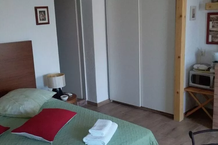 Apartment Mir - Studio Apartment with Garden View-Bedroom