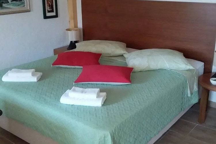 Apartment Mir - Studio Apartment with Garden View-Bedroom
