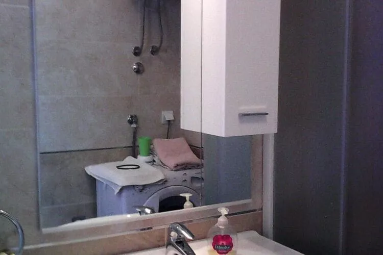 Apartment Gigi - Two Bedroom Apartment with Terrace and Sea View-Salle de bain