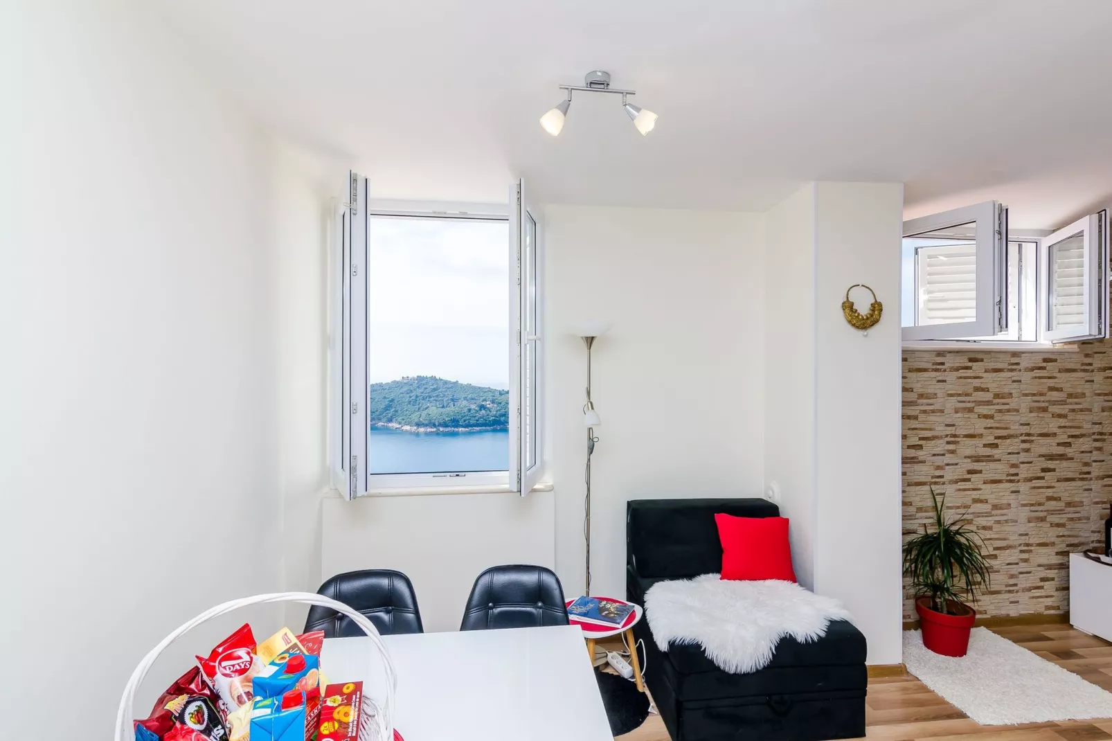 Apartment Vedrana- One-Bedroom Apartment with Balcony and Sea View-Dining room