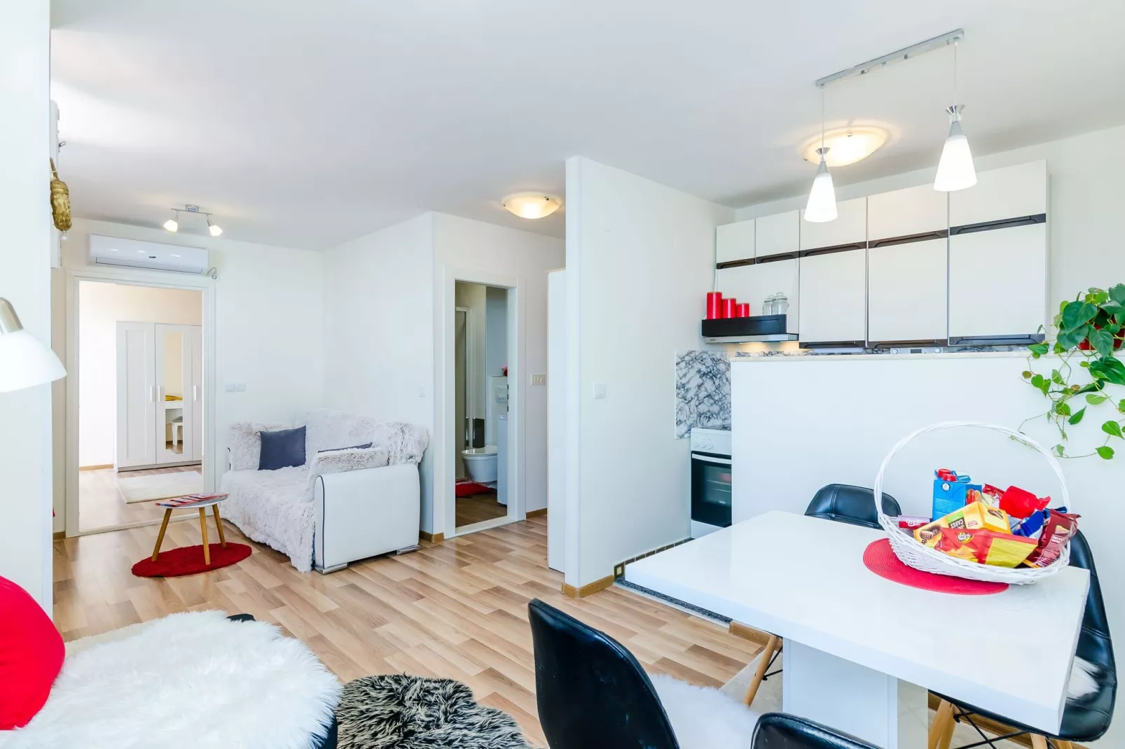Apartment Vedrana- One-Bedroom Apartment with Balcony and Sea View-Dining room