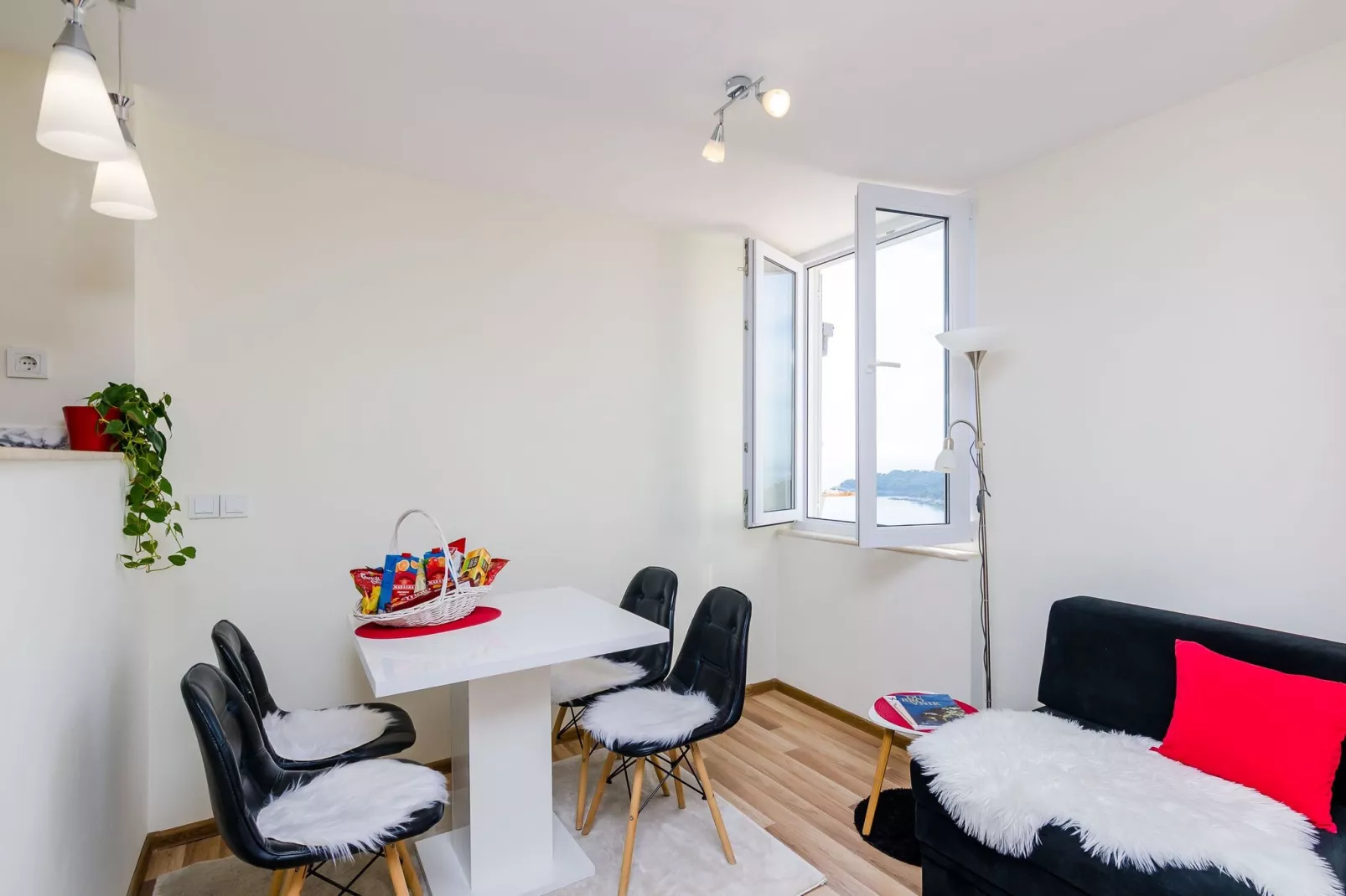 Apartment Vedrana- One-Bedroom Apartment with Balcony and Sea View-Dining room