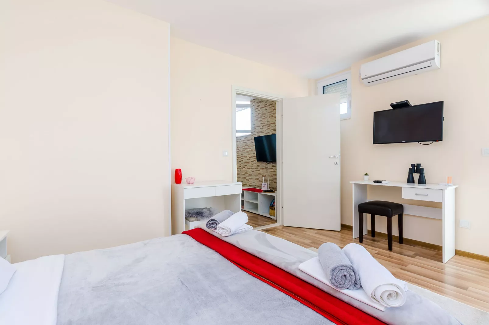 Apartment Vedrana- One-Bedroom Apartment with Balcony and Sea View-Bedroom