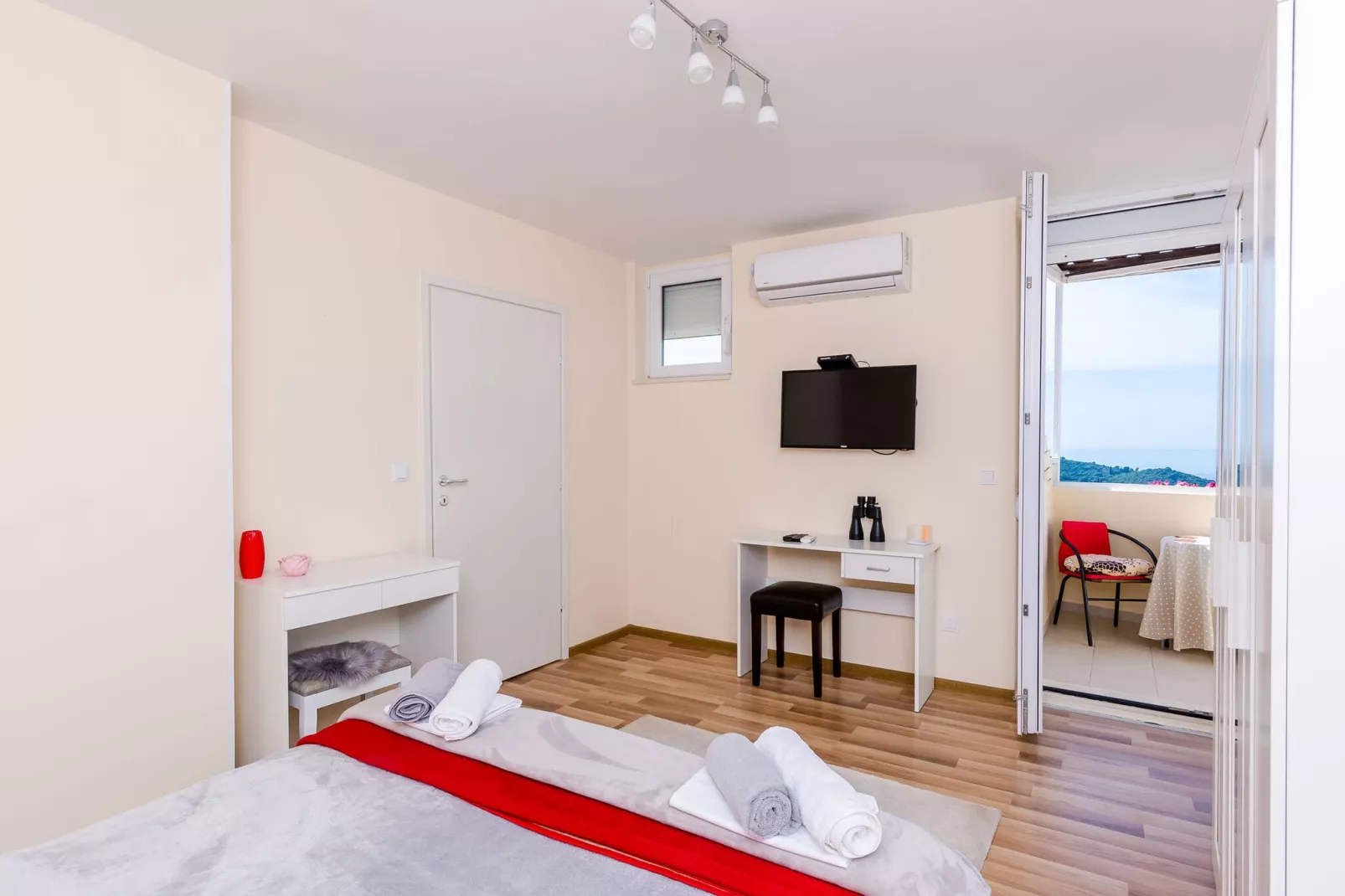 Apartment Vedrana- One-Bedroom Apartment with Balcony and Sea View-Bedroom