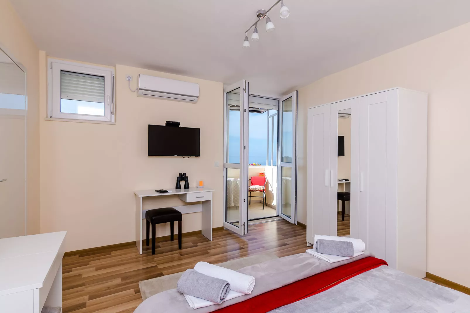 Apartment Vedrana- One-Bedroom Apartment with Balcony and Sea View-Bedroom