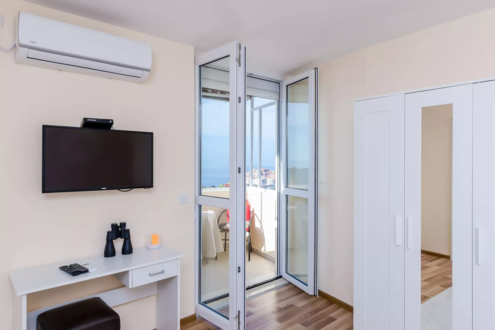 Apartment Vedrana- One-Bedroom Apartment with Balcony and Sea View-Indoor