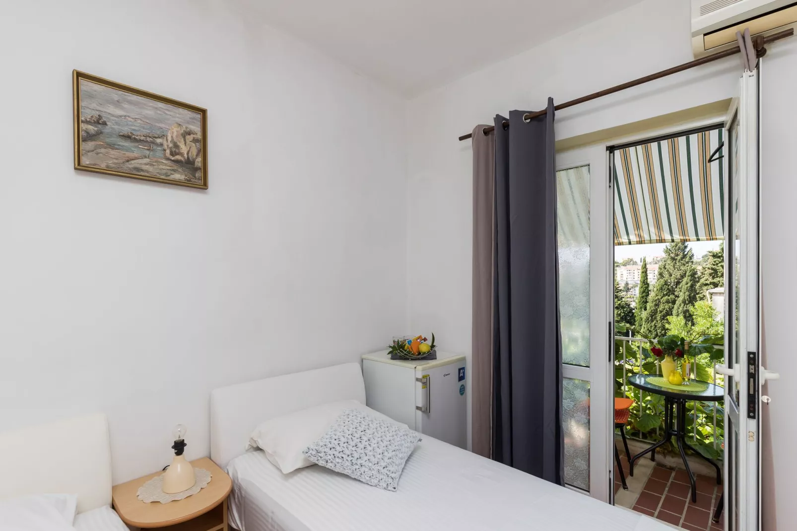 Guest House Bradas- Twin  Room with Shared Bathroom No4-Schlafzimmer