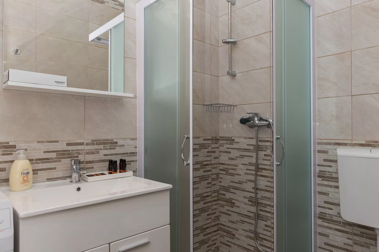 Apartments Olive - One Bedroom Apartment with Terrace and Partial Sea View - Popolica 50-Bathroom