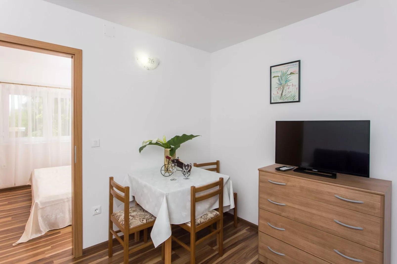 Apartments Djurkovic - One-Bedroom Apartment with Shared Terrace and Sea View-Esszimmer