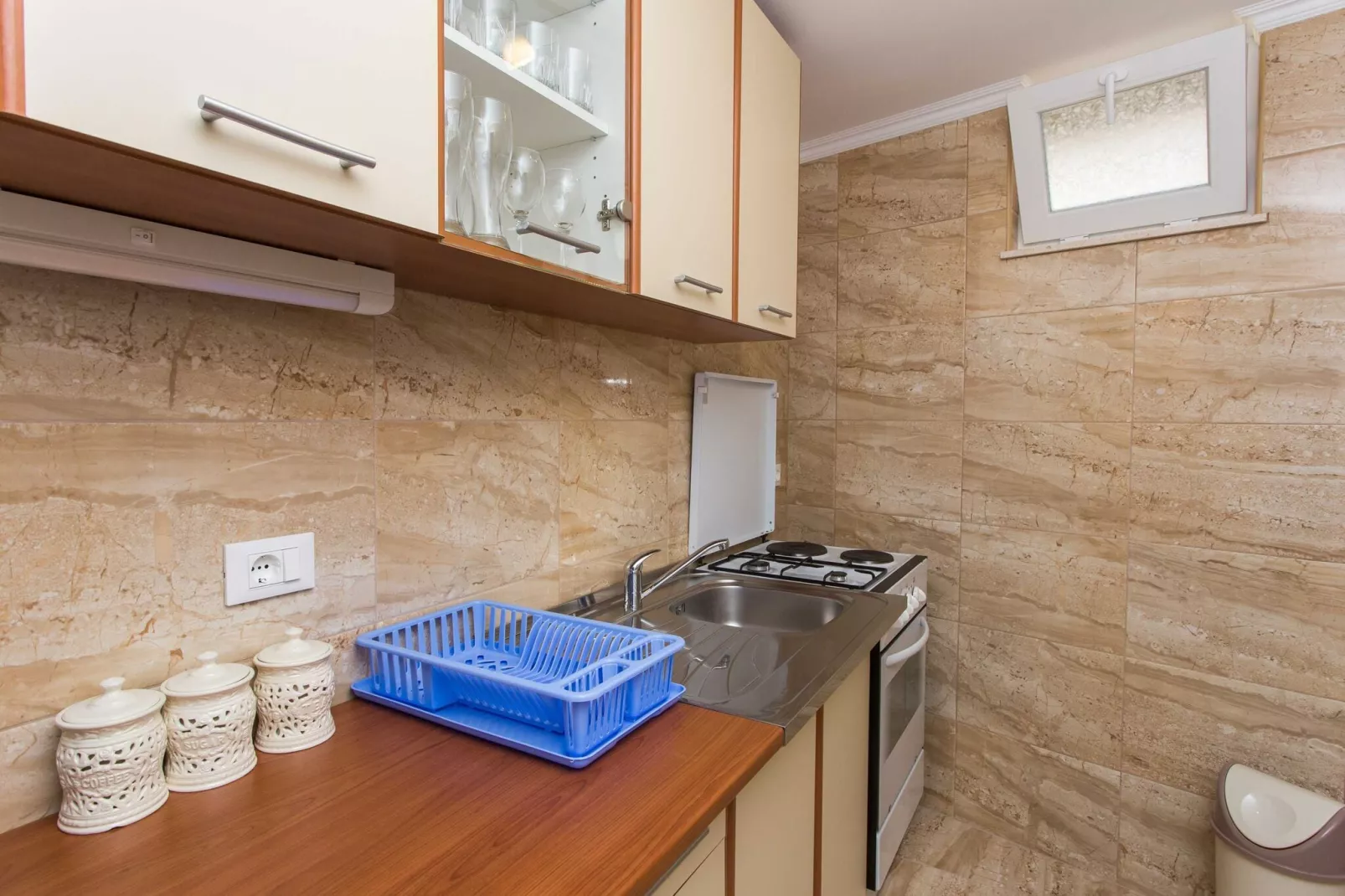 Apartments Djurkovic - One-Bedroom Apartment with Shared Terrace and Sea View-Küche