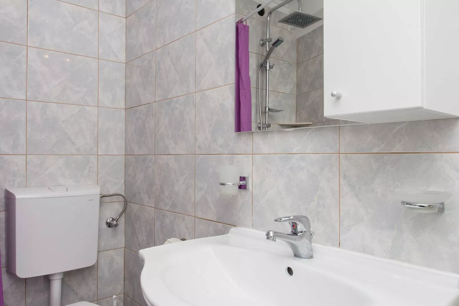 Apartments Djurkovic - One-Bedroom Apartment with Shared Terrace and Sea View-Badezimmer