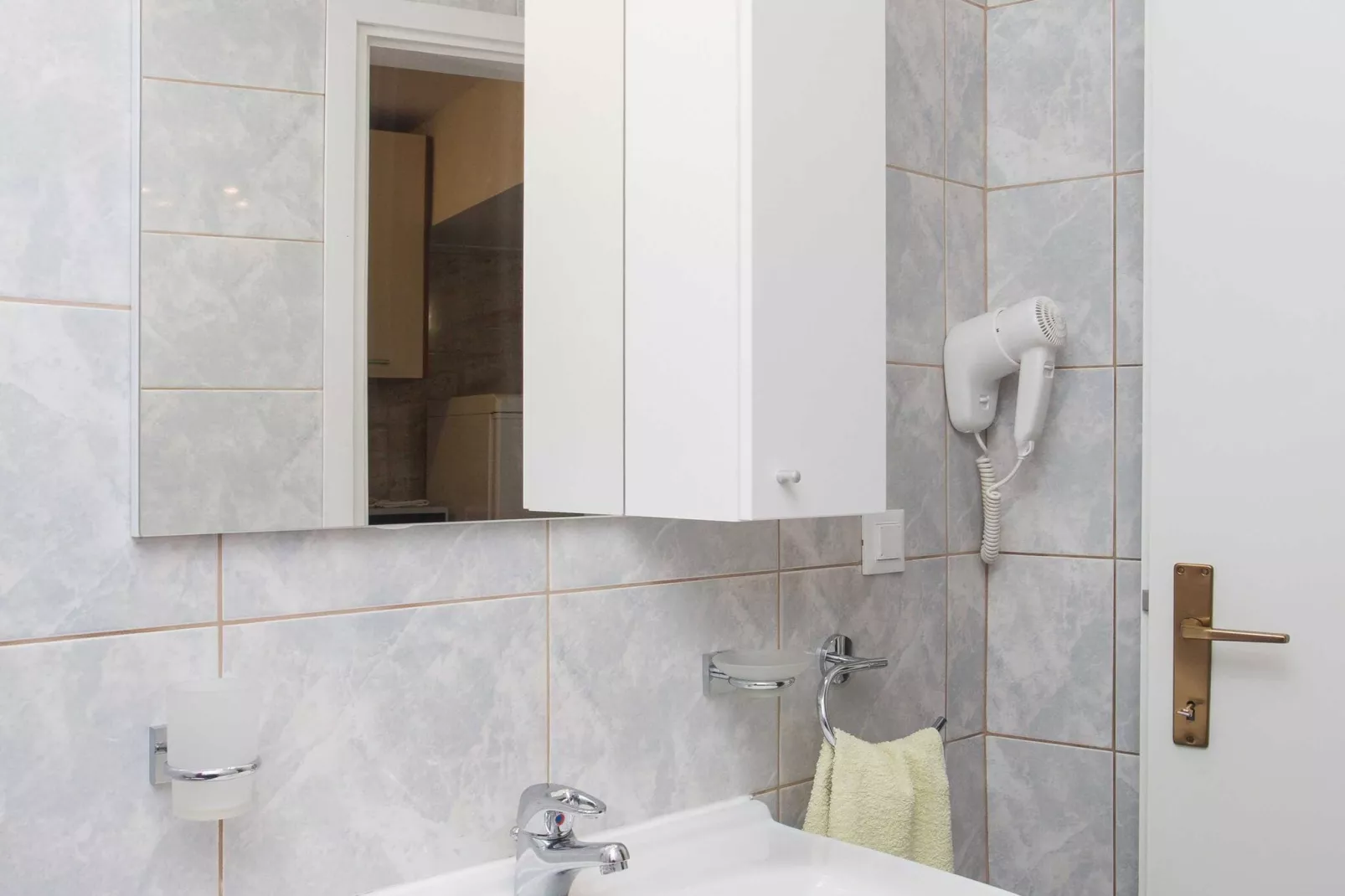 Apartments Djurkovic - One-Bedroom Apartment with Shared Terrace and Sea View-Badezimmer