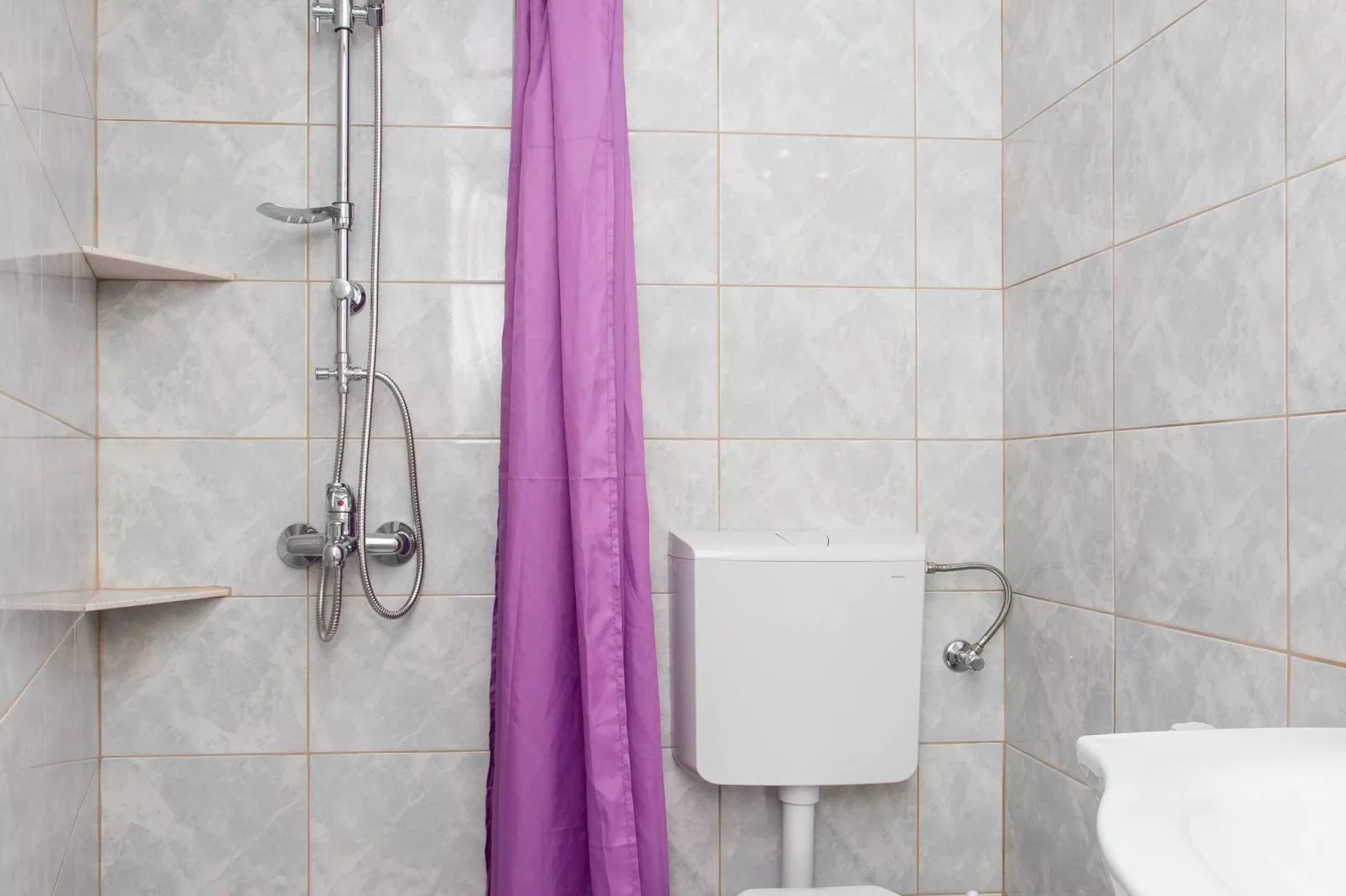 Apartments Djurkovic - One-Bedroom Apartment with Shared Terrace and Sea View-Badezimmer