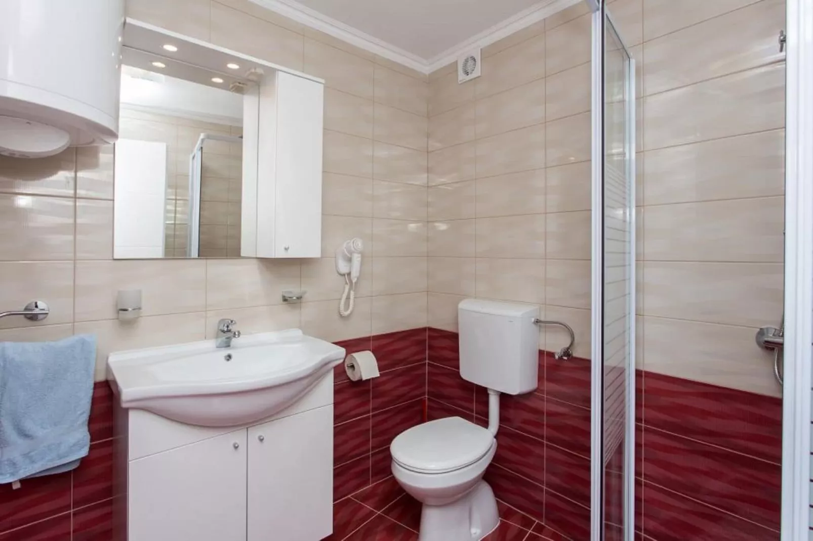 Apartments Djurkovic - Two-Bedroom Apartment with Shared Terrace and Sea View-Bathroom