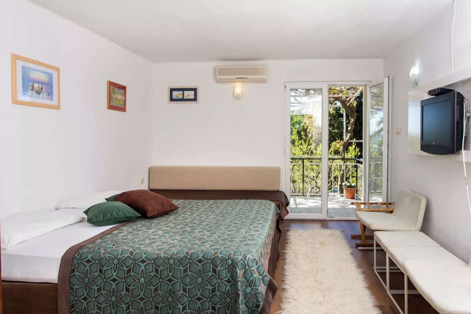 Apartments Djurkovic - Deluxe One-Bedroom Apartment with Balcony and Garden View-Bedroom