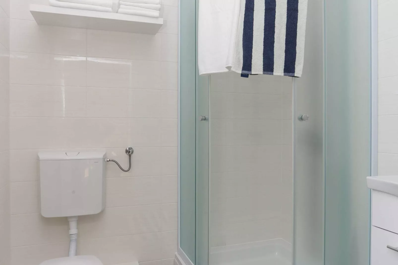 Apartments Villa Karmen - One-Bedroom Apartment with Terrace (Olive)-Bathroom