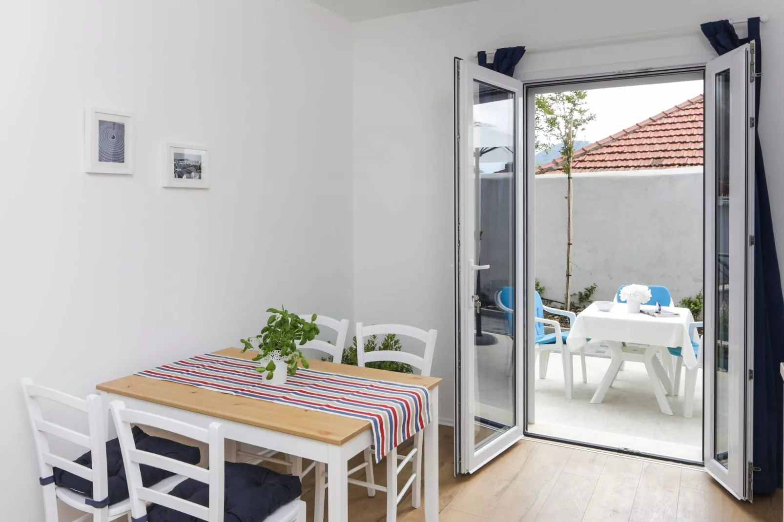 Apartments Villa Karmen - Comfort One-Bedroom Apartment with Terrace (Marine)-Dining room