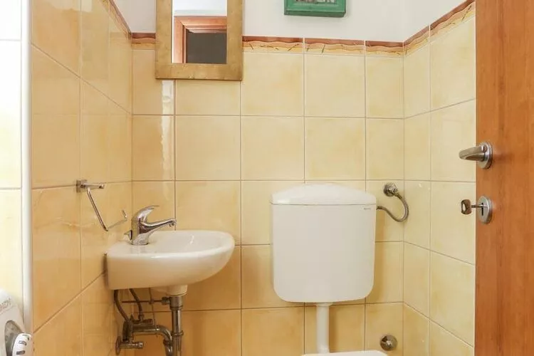 Apartment Alma - Two Bedroom Apartment with Terrace and Sea View-Bathroom