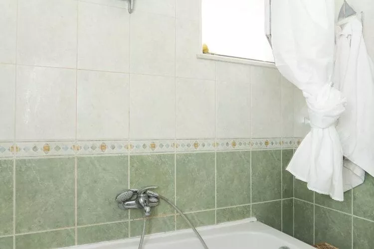 Apartment Alma - Two Bedroom Apartment with Terrace and Sea View-Bathroom