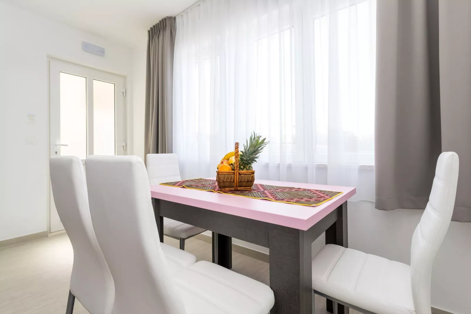 Villa Kabalero - Four-Bedroom Villa with Private Pool-Esszimmer