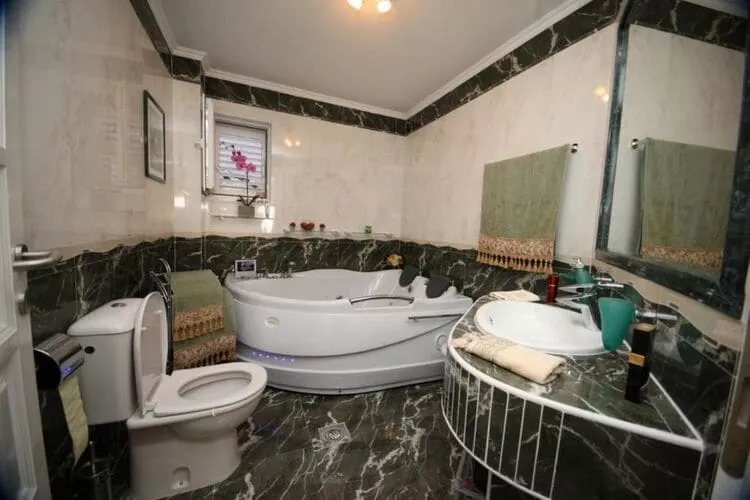 Apartment Ana - Four Bedroom Apartment with Terrace, Sea View and Private Pool-Salle de bain