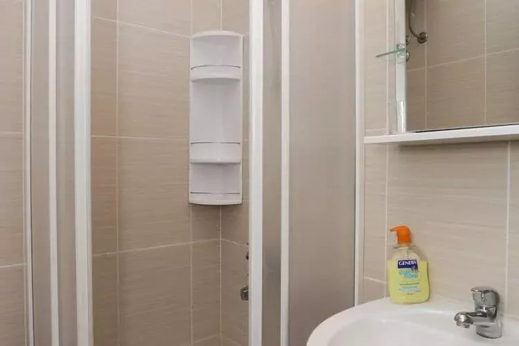 Lapad View Apartments - Double Room with Balcony and Sea View-Bathroom