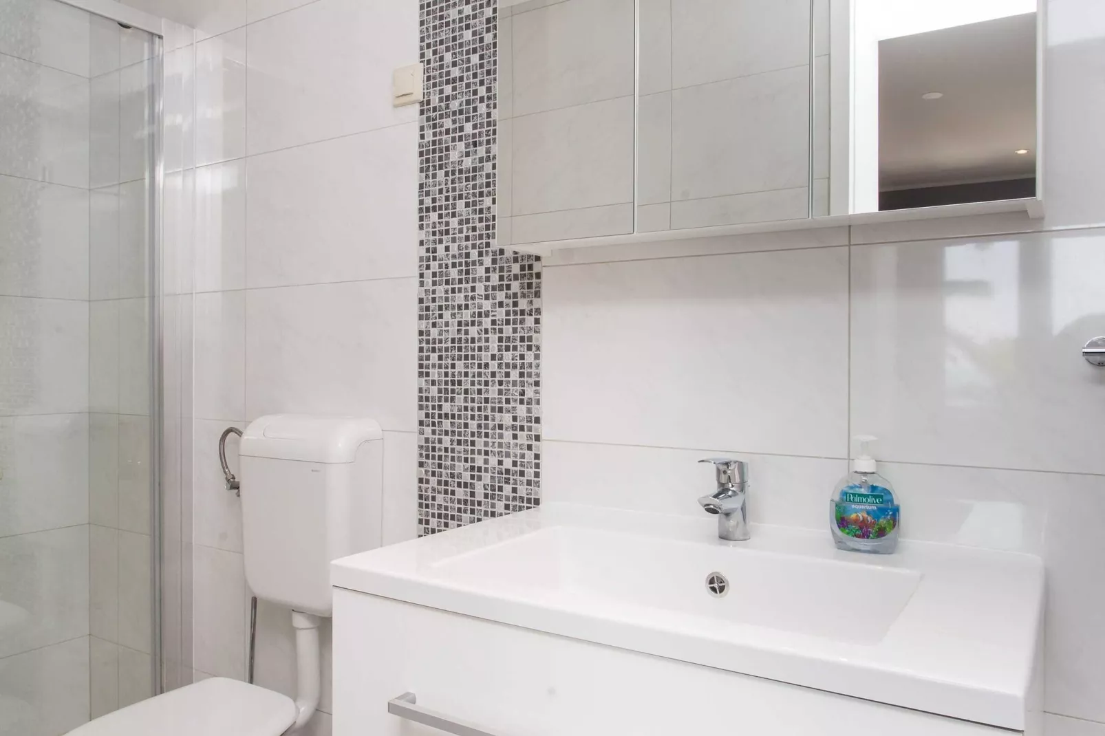 Villa Mirjana - One Bedroom Apartment with Terrace and Sea View (Palma)-Badezimmer