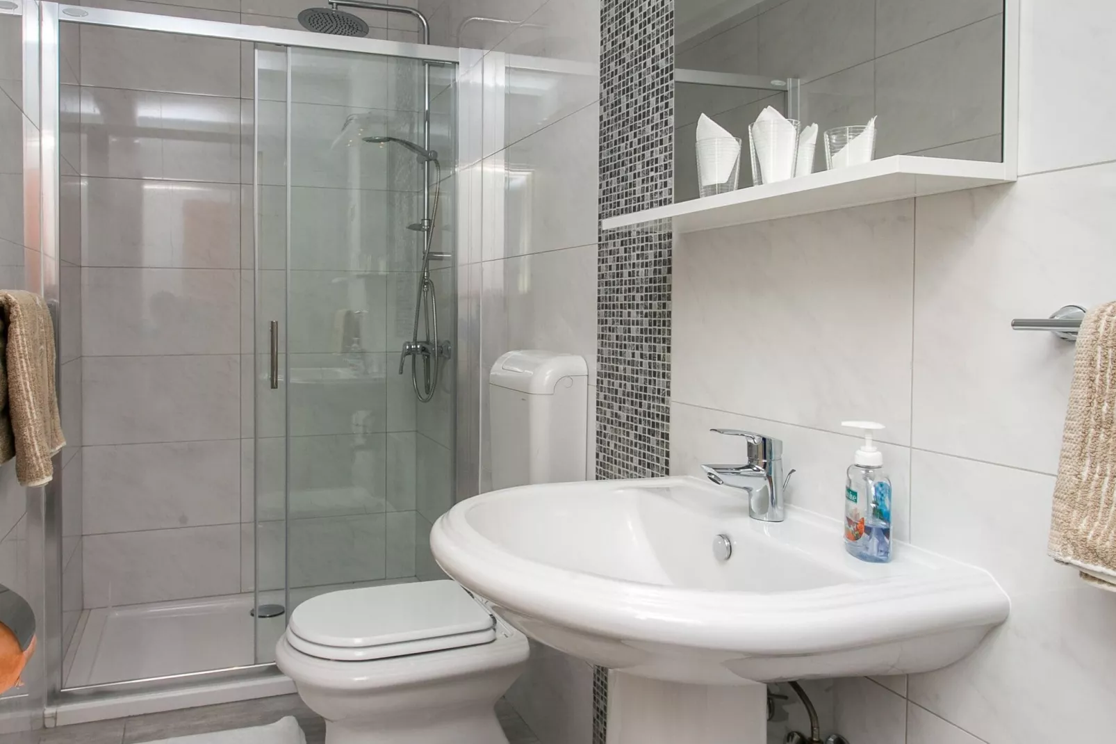 Villa Mirjana - Studio Apartment with Terrace and Sea View (Bogumila)-Bathroom